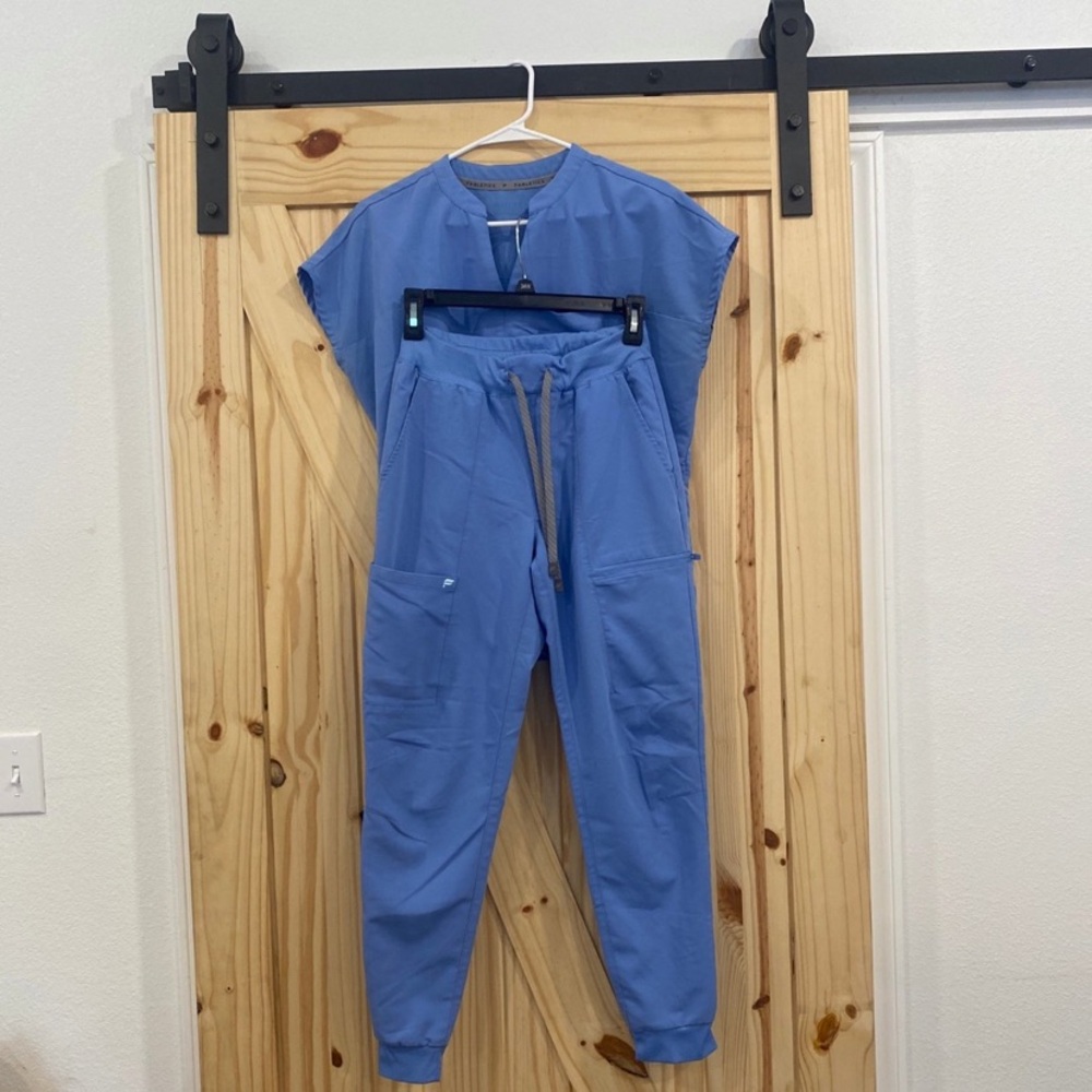 Scrub set